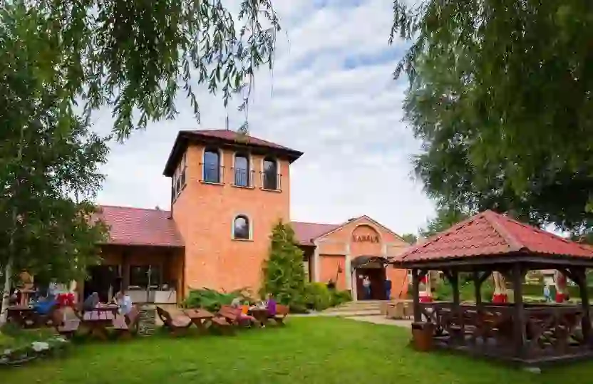 Hotel Ognisty Ptak - vedere asupra clădirii și lacului
